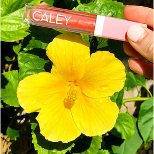 Transform your beachy vibes with Caley Cosmetics' Kiss Natural Lip Oil Besties Bundle. Perfect for a clean, natural glow!